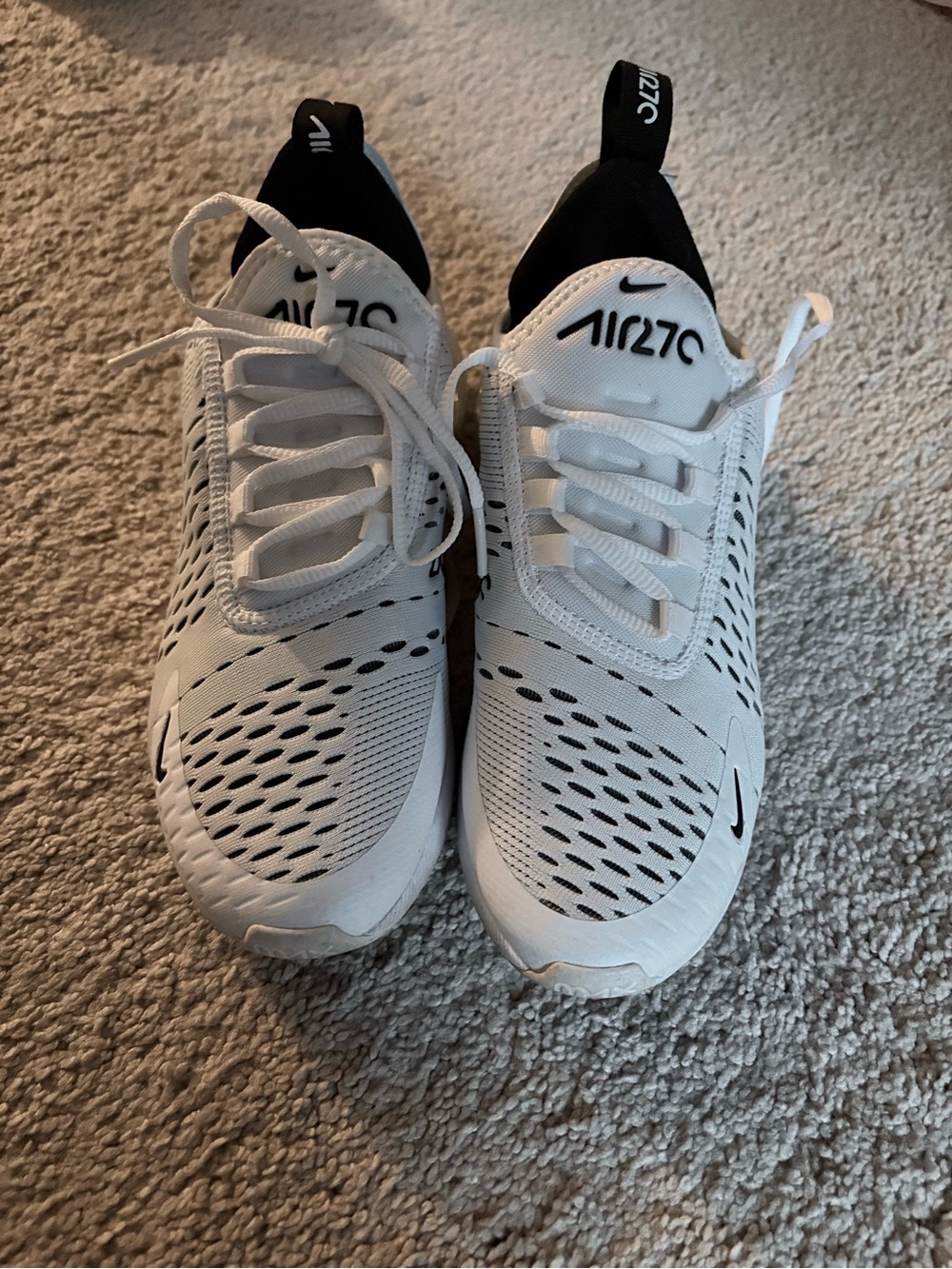 Nike Woman White and Black Air270 Slip-On Sneakers